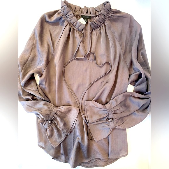 NWT Ann Taylor Beautiful Silky Blouse Size M - Picture 2 of 8